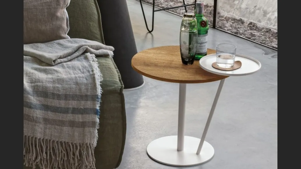 Tavolino Eclisse in materico rovere carbone e laccato opaco bianco gesso di Tomasella