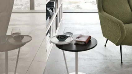 Tavolino Eclisse in materico rovere carbone e laccato opaco bianco gesso di Tomasella