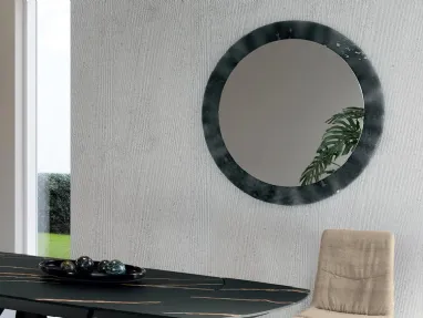 Specchio Iride con cornice in vetro cotto di Stones