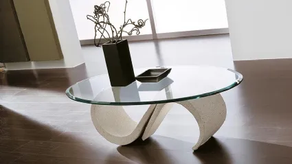 Tavolino in vetro con basamento realizzato in marmo sintetico Mara de La Primavera