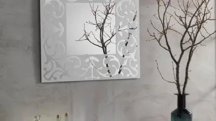 Specchio Namaste con cornice in vetro argentato di Stones