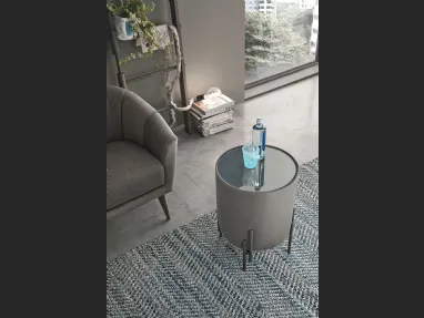 Tavolino Pouf Planos con top in vetro e struttura rivestita in microfibra effetto velluto di Target Point