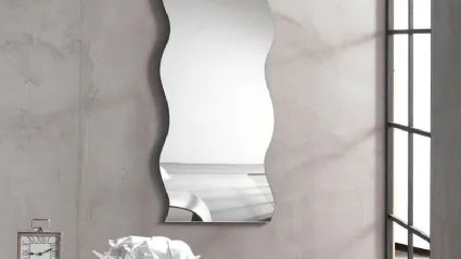 Specchio Servus dalla forma ondulata in vetro argentato di Stones