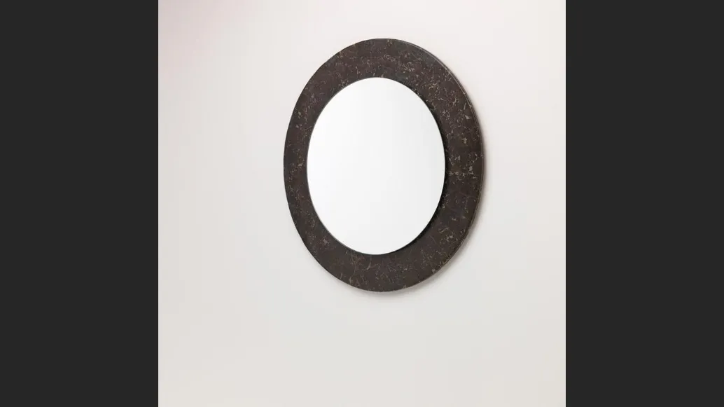 Specchio rotondo Palam con rivestimento della cornice in tessere di pietra fossile di Stones