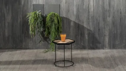 Tavolino Jay con top in legno con inserti in pietra e struttura in metallo di Stones