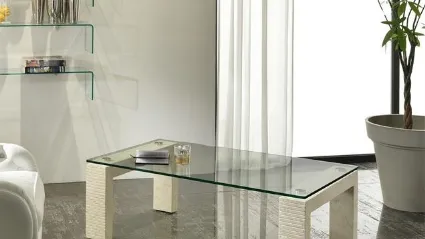 Tavolino Millerighe con base in pietra fossile e top in vetro temprato di Stones