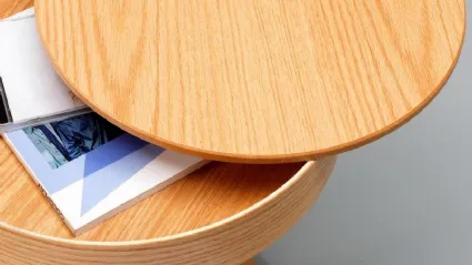 Tavolino Secret con top estraibile in legno curvato e struttura in metallo verniciato di Stones