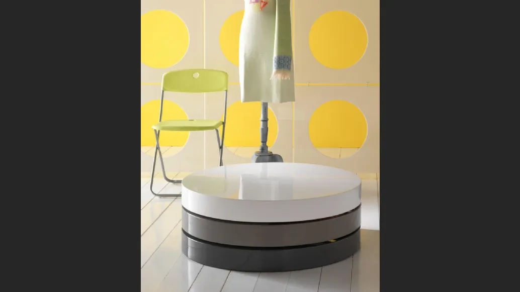 Tavolino Twist 1 in MDF composto da tre ripiani contenitori girevoli laccati, bianco, grigio chiaro e grigio scuro di Stones