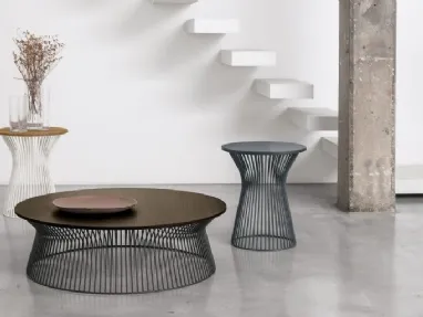 Tavolino Brigitte con struttura in metallo e top in materico rovere carbone di Tomasella