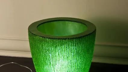 Vaso verde in resina con luce interna di Stones