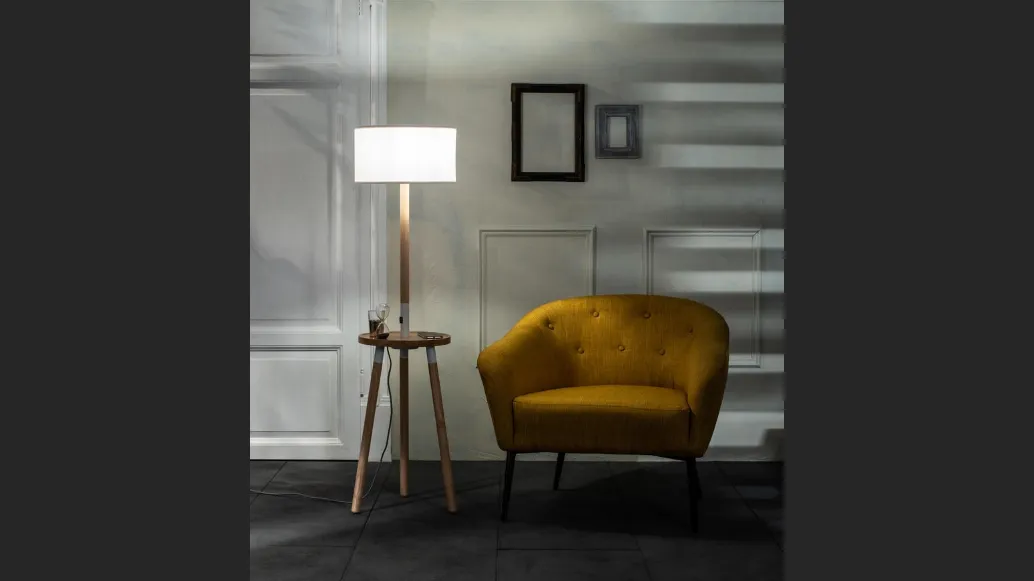 Lampada da terra Acrux in legno di faggio con paralume in tessuto di Stones
