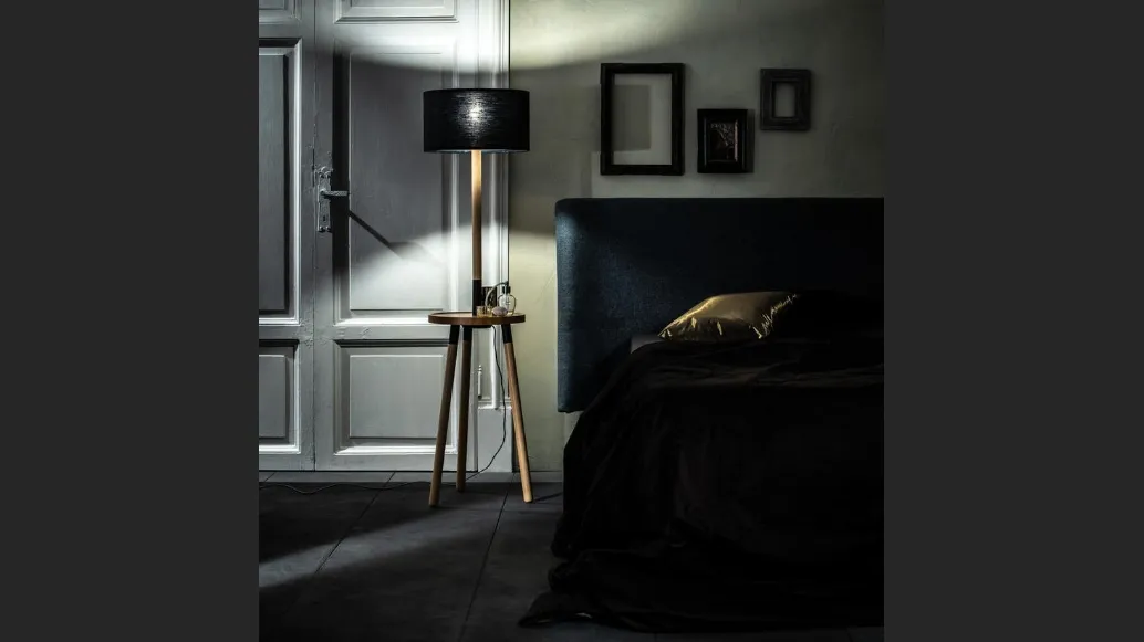 Lampada da terra Acrux in legno di faggio con paralume in tessuto di Stones