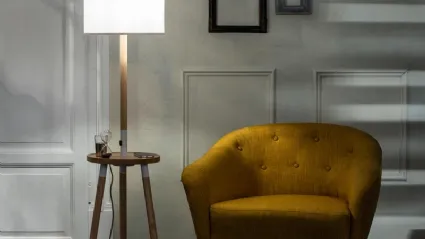 Lampada da terra Acrux in legno di faggio con paralume in tessuto di Stones