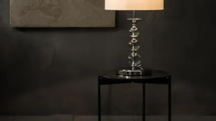 Lampada da tavolo Giuditta in plexiglass con paralume in tessuto bianco di Stones