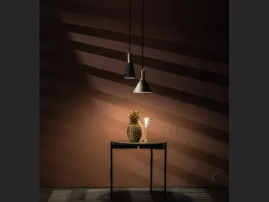 Lampada a sospensione Lince in metallo con decoro in ottone verniciato di Stones