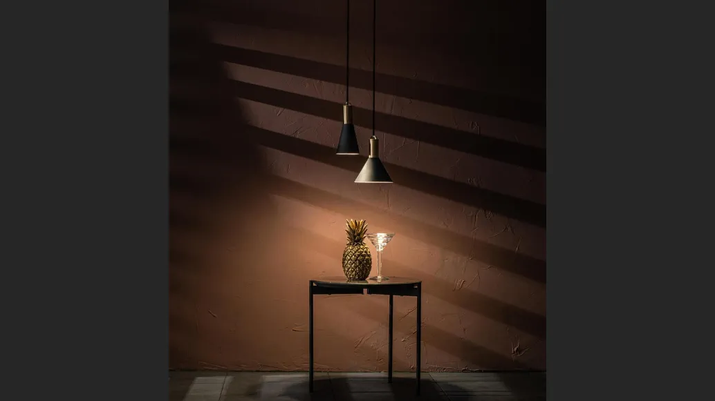 Lampada a sospensione Lince in metallo con decoro in ottone verniciato di Stones