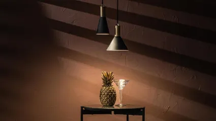 Lampada a sospensione Lince in metallo con decoro in ottone verniciato di Stones