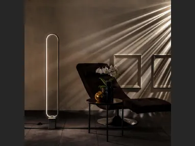 Lampada da terra a LED Naos in metallo con base in marmo di Stones