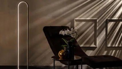 Lampada da terra a LED Naos in metallo con base in marmo di Stones