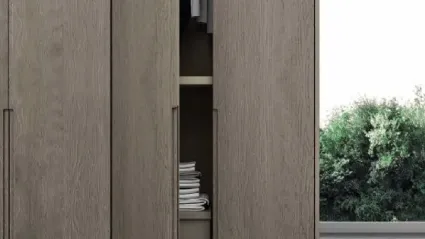 Armadio in legno di rovere con ante battenti Island di Fratelli Mirandola