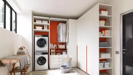 Armadio dedicato all'ambiente lavanderia con 3 ante a battente e cassettiera in laminato frassino bianco NC305 di Moretti Compact
