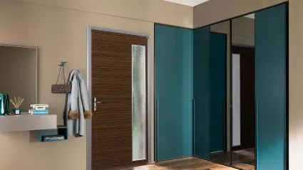 Armadio per ingresso con ante battenti in laccato opaco color pavone e specchio NC307 di Moretti Compact