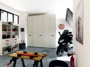 Armadio con ante battenti in laminato quarzo, ideale per organizzare qualsiasi ambiente NC308 di Moretti Compact