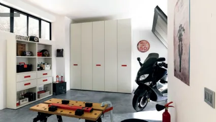 Armadio con ante battenti in nobilitato quarzo, ideale per organizzare qualsiasi ambiente NC308 di Moretti Compact
