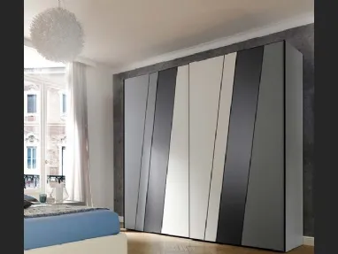 Armadio di design ad ante scorrevoli con tagli geometrici trasversali MC201 Ray di Moretti Compact