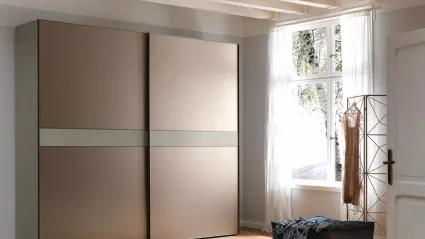 Armadio di design ad ante scorrevoli color bronzo opaco, con telaio in alluminio NC203 Slider Thin di Moretti Compact