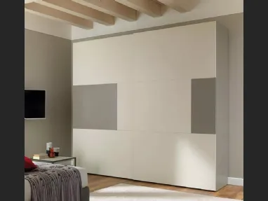Armadio con ante scorrevoli che associano pannelli in nobilitato quarzo a pannelli laccati colore tortora NC204 Zone D di Moretti Compact
