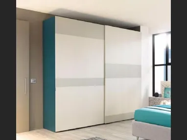 Armadio ad ante scorrevoli con forme geometriche ricche di colore, in finitura laccata opaca NC208 Slider Strip B di Moretti Compact