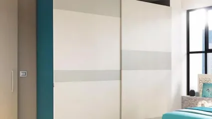 Armadio ad ante scorrevoli con forme geometriche ricche di colore, in finitura laccata opaca NC208 Slider Strip B di Moretti Compact