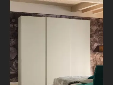 Armadio composto da tre moduli chiusi da ante scorrevoli di cui quella centrale nasconde un grande monitor tv NC209 Slider Fill di Moretti Compact