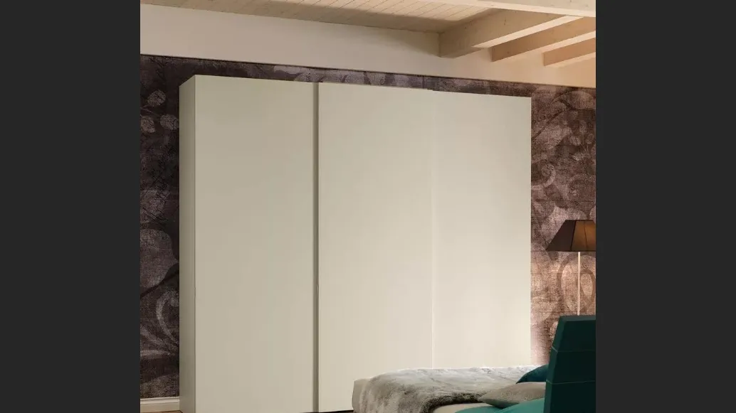 Armadio composto da tre moduli chiusi da ante scorrevoli di cui quella centrale nasconde un grande monitor tv NC209 Slider Fill di Moretti Compact