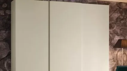 Armadio composto da tre moduli chiusi da ante scorrevoli di cui quella centrale nasconde un grande monitor tv NC209 Slider Fill di Moretti Compact