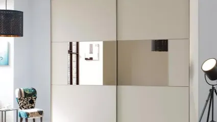 Armadio con ante scorrevoli in laminato quarzo e specchio in tonalità bronzo NC210 Slider Zone C di Moretti Compact