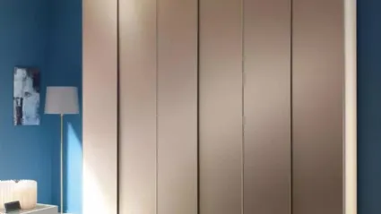 Armadio a sei ante battenti in finitura specchio bronzo opaco NC302 di Moretti Compact