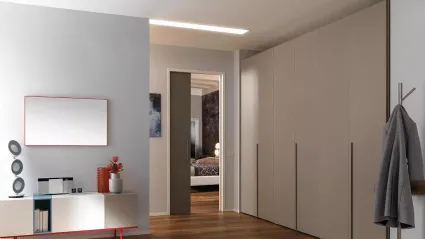 Armadio a muro con ante battenti in laccato nocciola NC306 di Moretti Compact