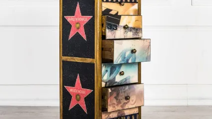 Cassettiera Hollywood in legno massello con 5 cassetti decorati di Stones