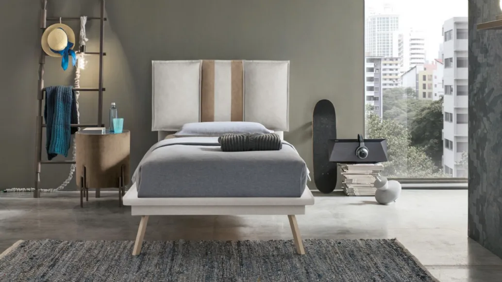 Comodino Planos rivestito in tessuto beige con top in vetro Target Point