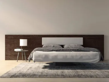 Letto Berenice autoportante con testiera in legno di rovere con cuscino applicato di Fratelli Mirandola