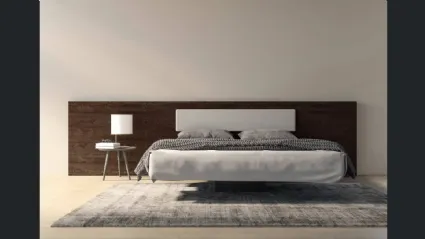 Letto Berenice autoportante con testiera in legno di rovere con cuscino applicato di Fratelli Mirandola