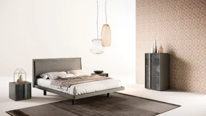 Letto in laccato opaco con testiera parzialmente rivestita con un pannello in tessuto G09 Nova e Alfa di Mercantini