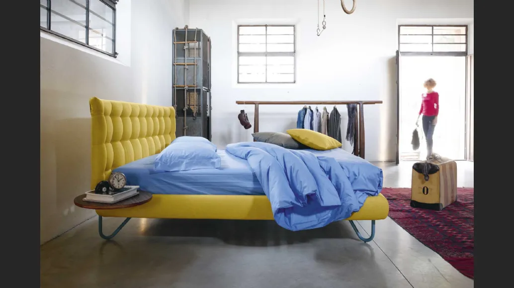 Letto imbottito con testiera capitonnè Hug 05 High di Noctis