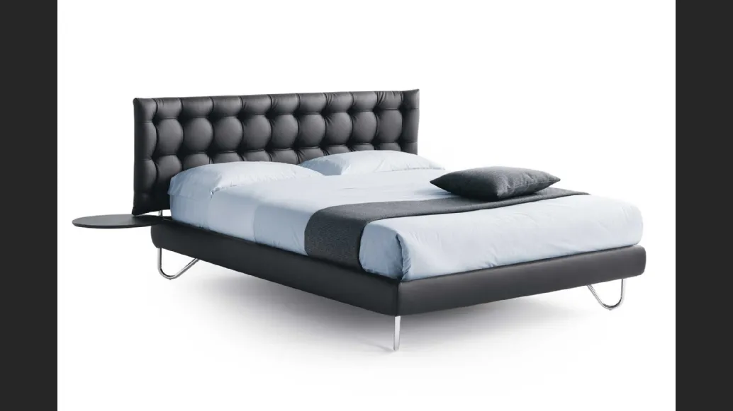 Letto in pelle imbottito con testiera in lavorazione capitonnè Hug 05 Low di Noctis