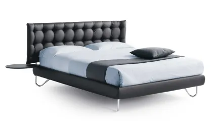 Letto in pelle imbottito con testiera in lavorazione capitonnè Hug 05 Low di Noctis