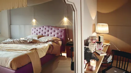 Letto in ecopelle con testiera imbottita Lyle Capitonnè di Noctis