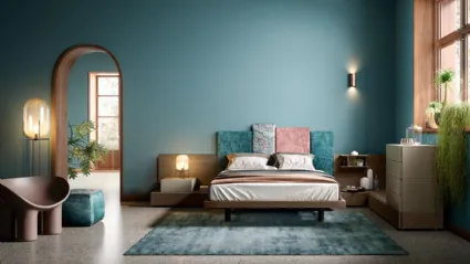 Letto matrimoniale in legno con testiera asimmetrica rivestita in tessuto M01 Puzzle e Alfa di Mercantini