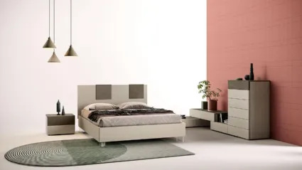 Letto matrimoniale in laccato opaco con testiera M05 Spot e Delta Box di Mercantini
